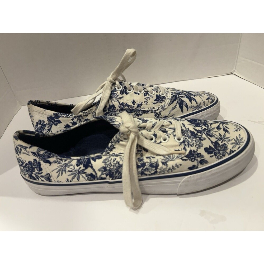 Joe Boxer women's Blue Floral shoes, Size 11M  New with tag.